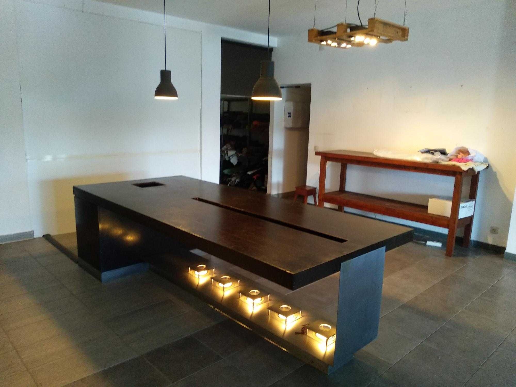 Projetores de luz encastrados em paletes para tecto.