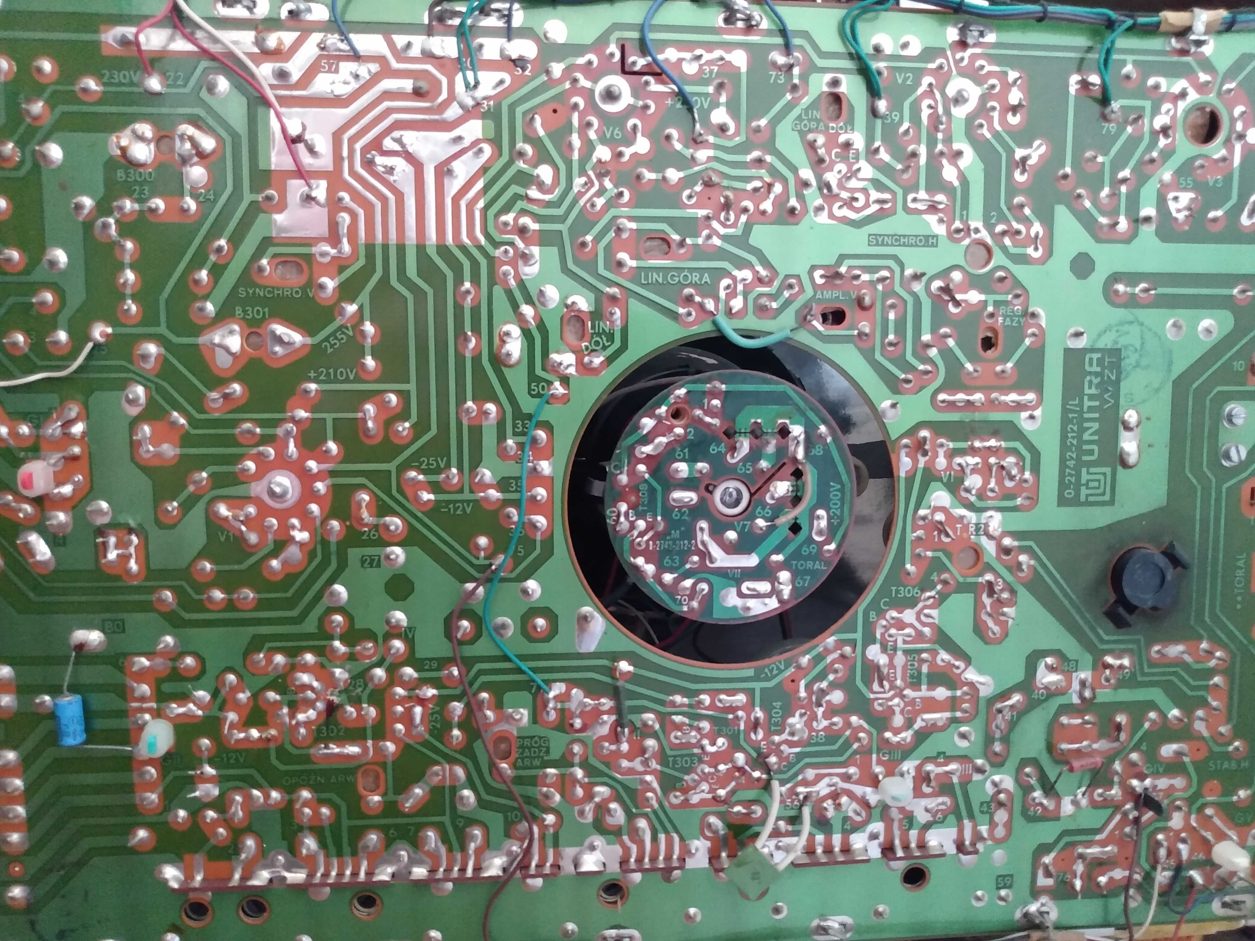 Stary telewizor retro lampowy z okresu PRL'u
