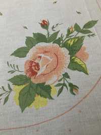 Obrus bogato zdobiony motyw róże dla kolekcjonera