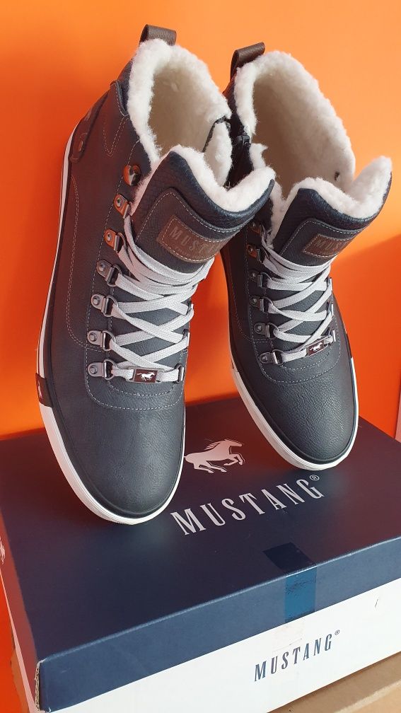 Buty męskie ocieplane Mustang w rozmiarze 44 / wkładka 29 cm