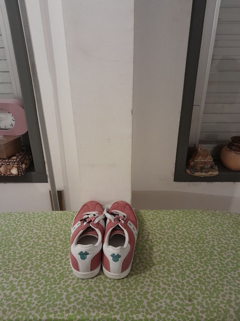 Vendo Sapatilhas de Criança muito bonitas como novas