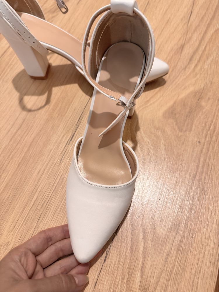 Buty ślubne białe