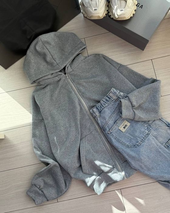 Тепле зіп-худі на флісі з принтом, сірого кольору