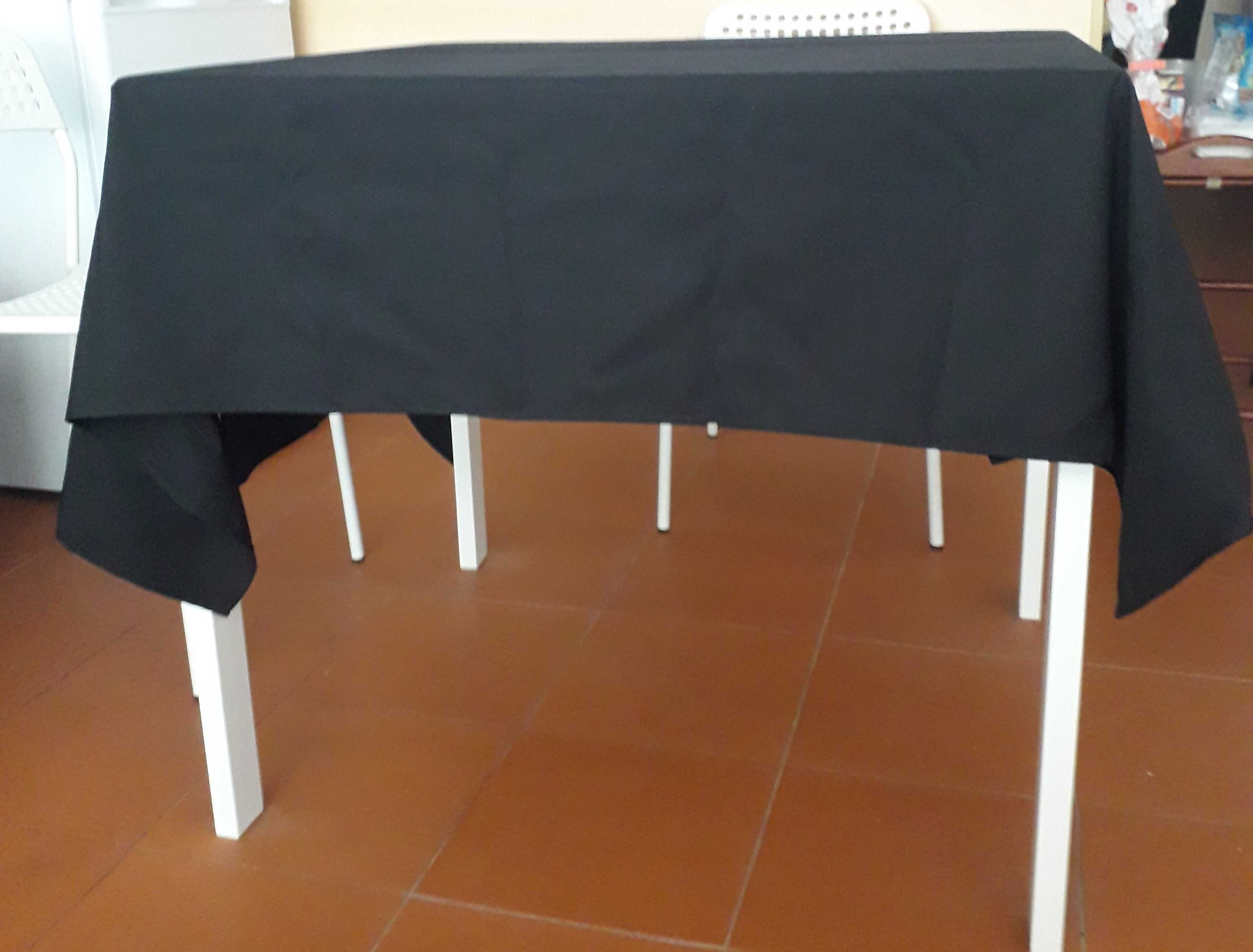 Toalha de mesa preta