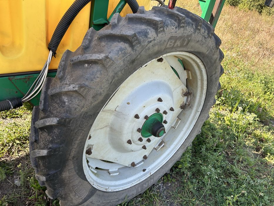 Продам причіпний оприскувач 3000л 24м