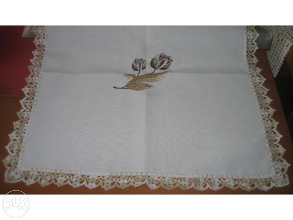 Individuais com biquinho de renda