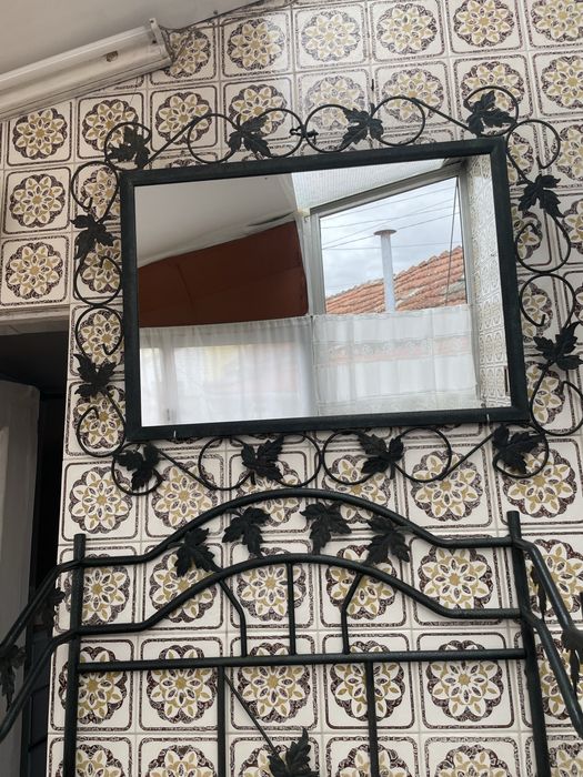 Conjunto estante, espelho e mesa de apoio em ferro