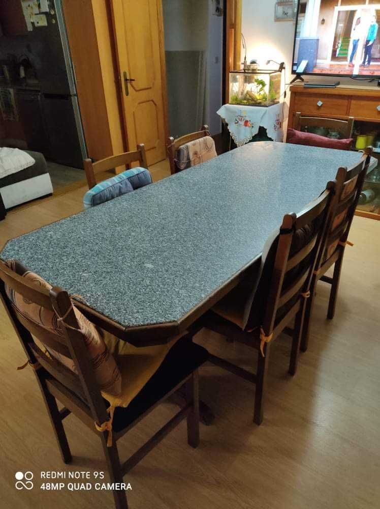 Mesa de madeira de nogueira com tampo de granito