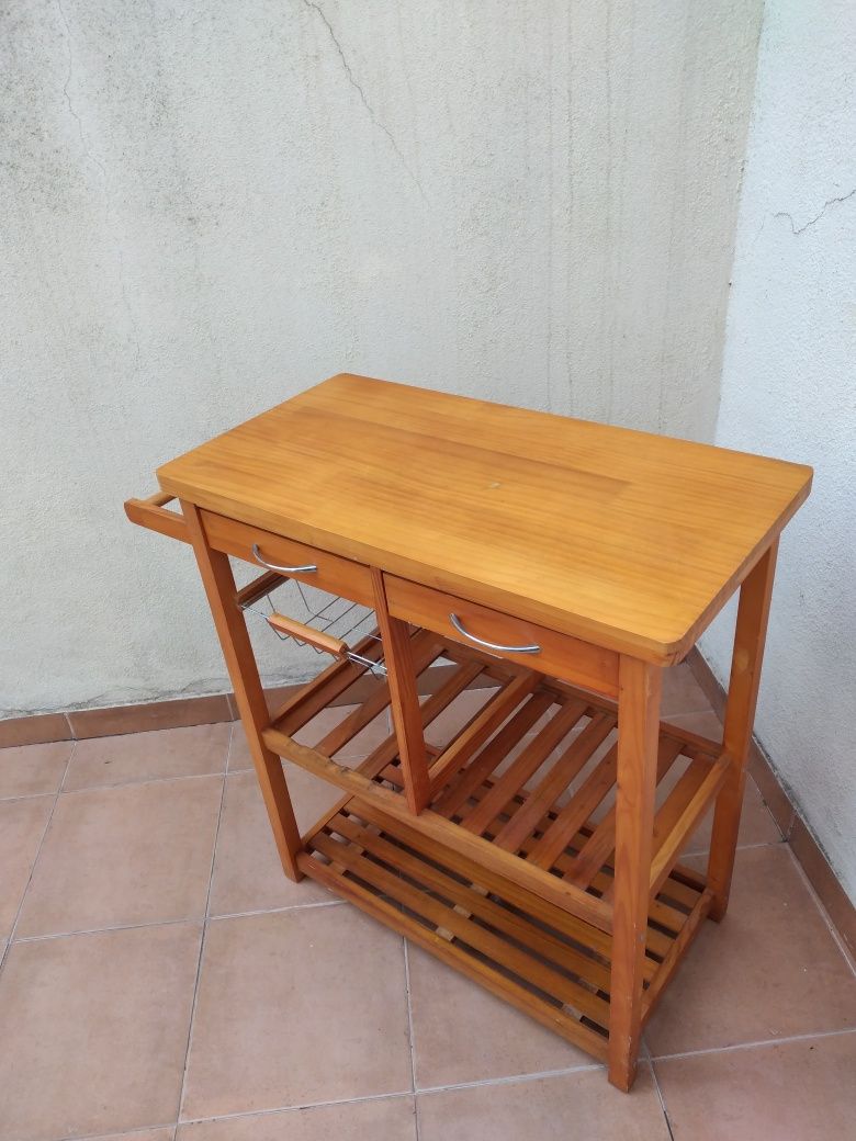 Conjunto de três mobilias / Set of three pieces of furniture