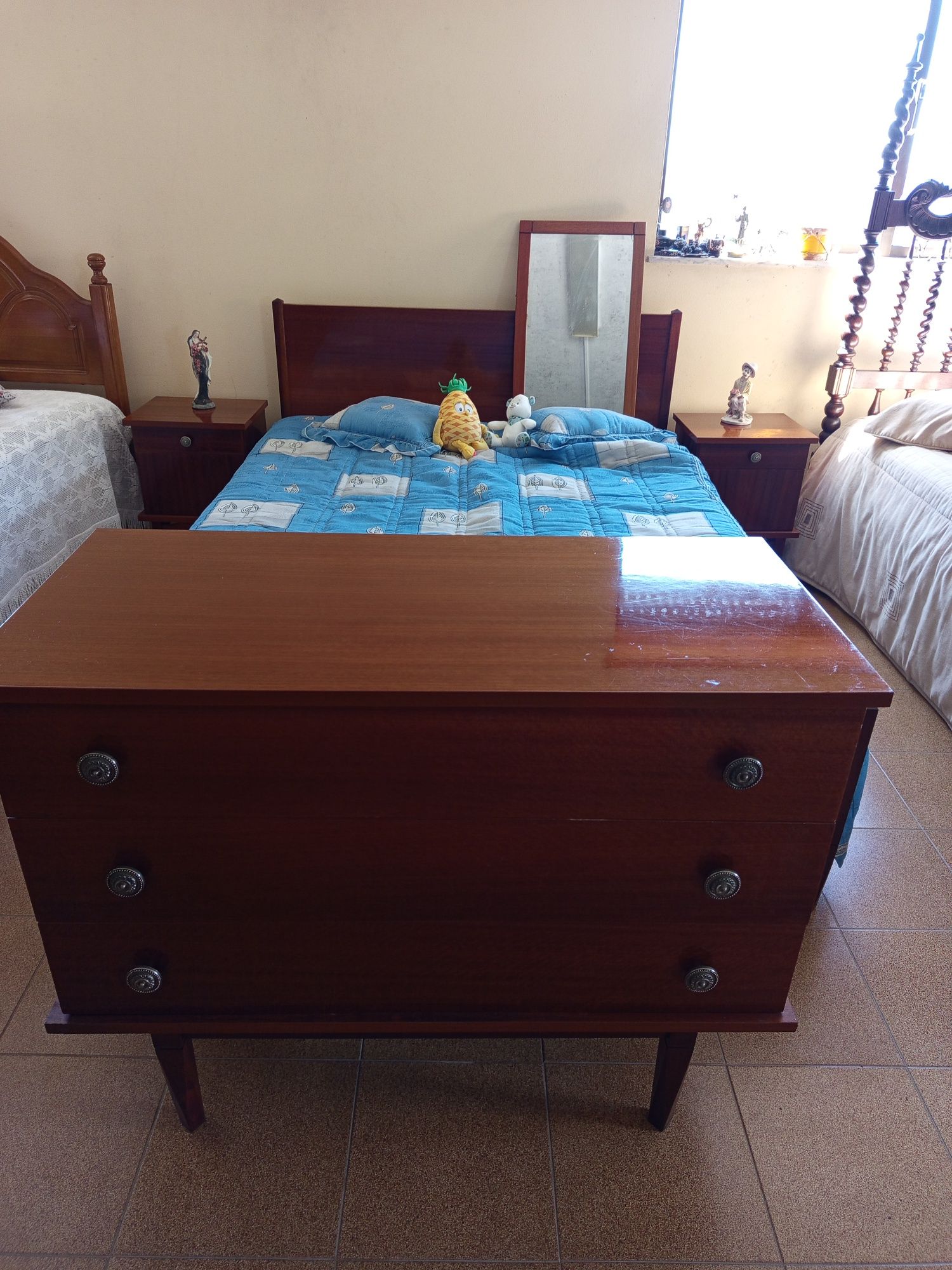 Cama de solteiro e outra de casado  com estrado e colchão (possível en
