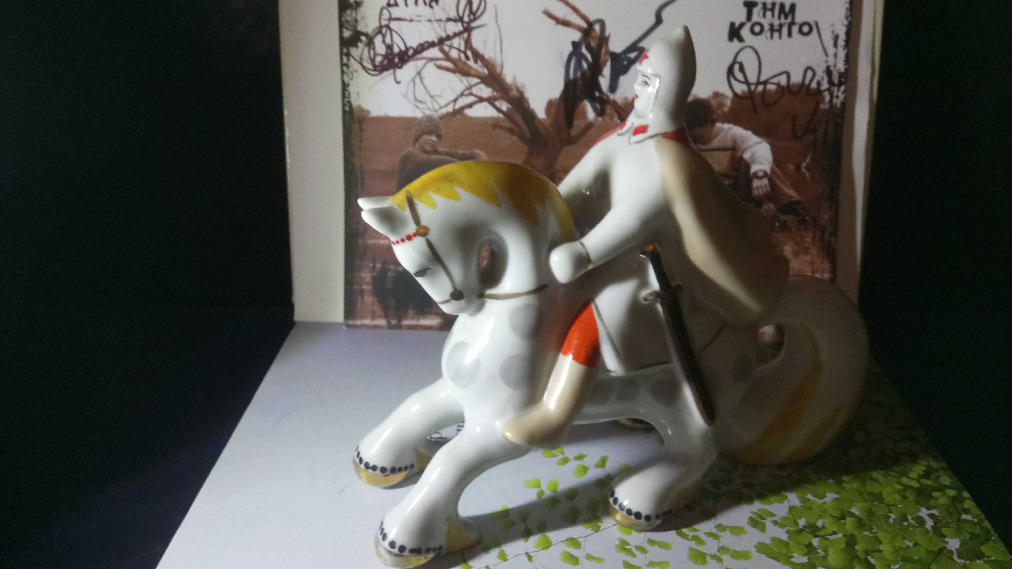 Старые изделия из фарфора.