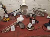 Lampy lampeczki stojące z wysięgnikiemna biurko stół i jedna wisząca