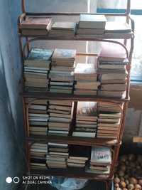 Багато старих книг