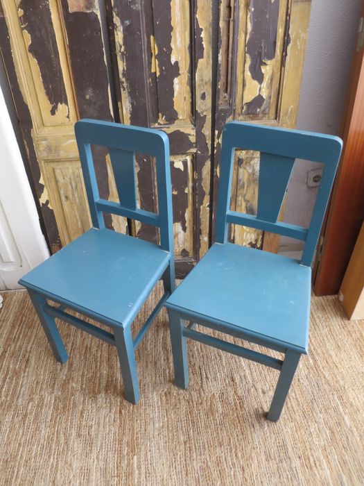 Par de cadeiras em madeira