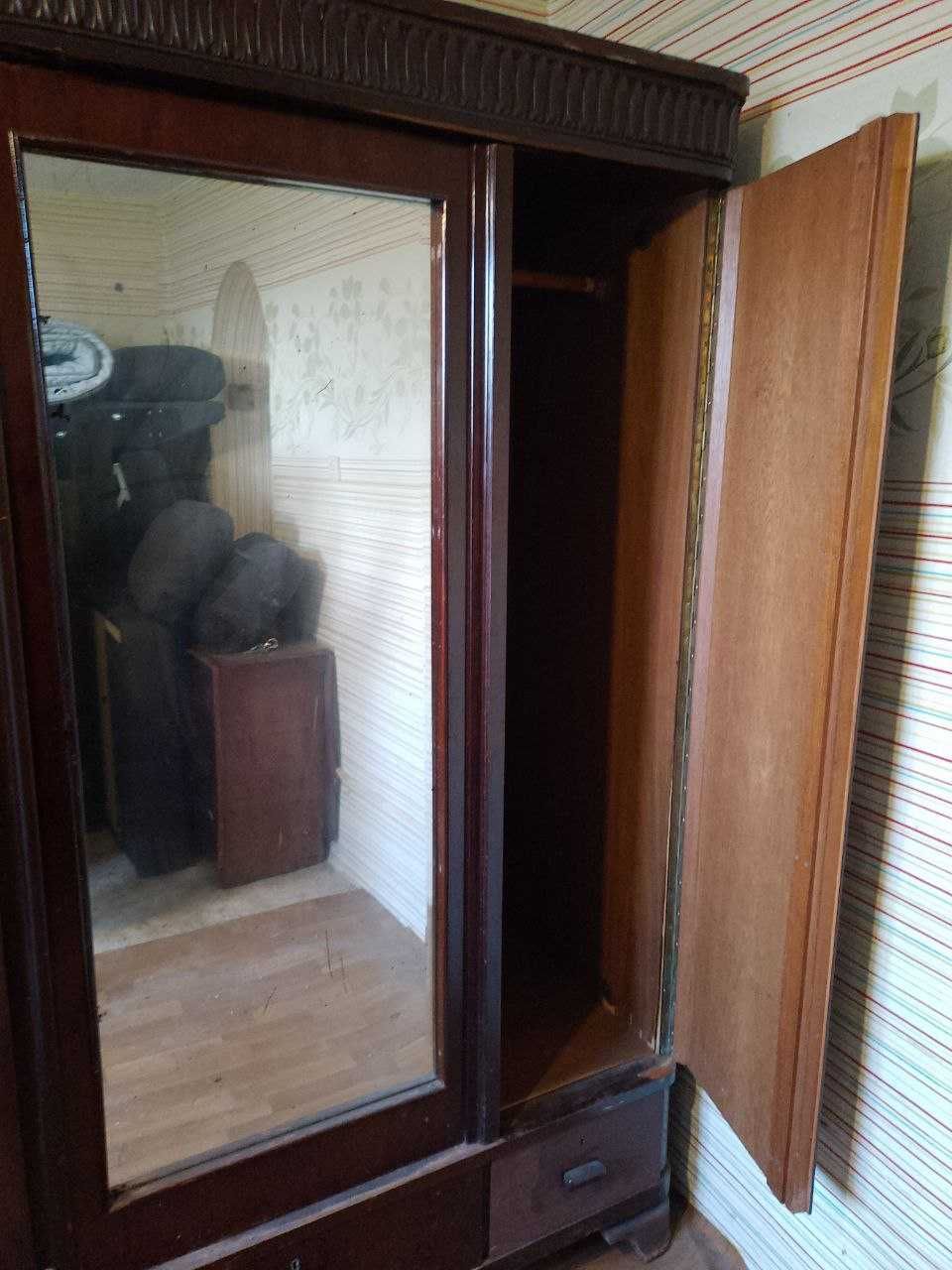 Старинный шкаф с зеркалом