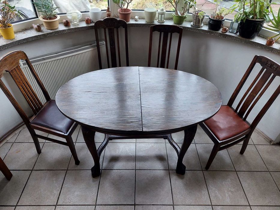 Zabytkowy stół z krzesłami