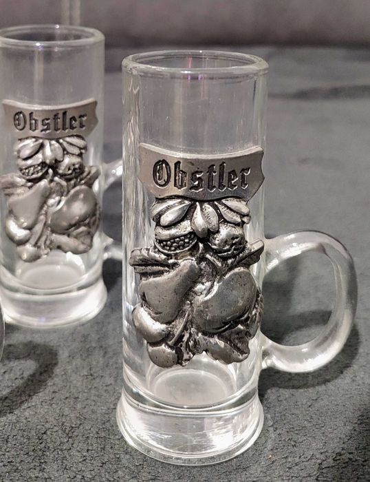 Garrafa e canecas decorativas