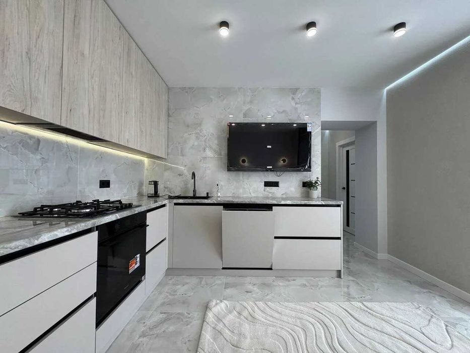 Укомплектована однокімнатна біля озера