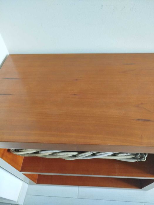 Quarto de madeira – cama, mesas de cabeceira e estante