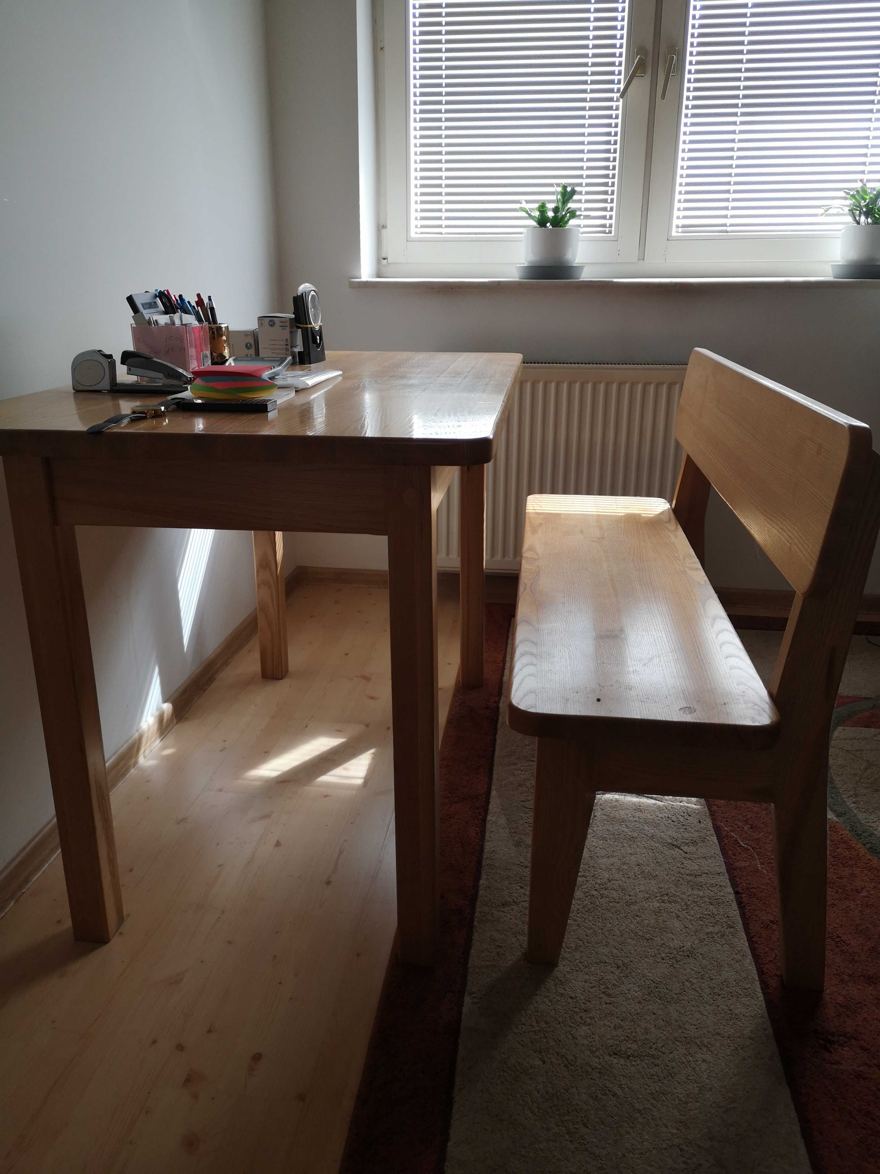 Stół i ławka w bardzo dobrym stanie.