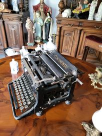 Stara maszyna do pisania Continental do dekoracji
