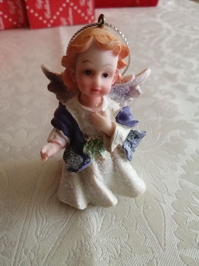 Figurka Aniołek biały z fioletowym szalem