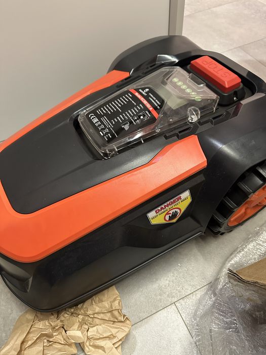 Робот-газонокосарка MowRo