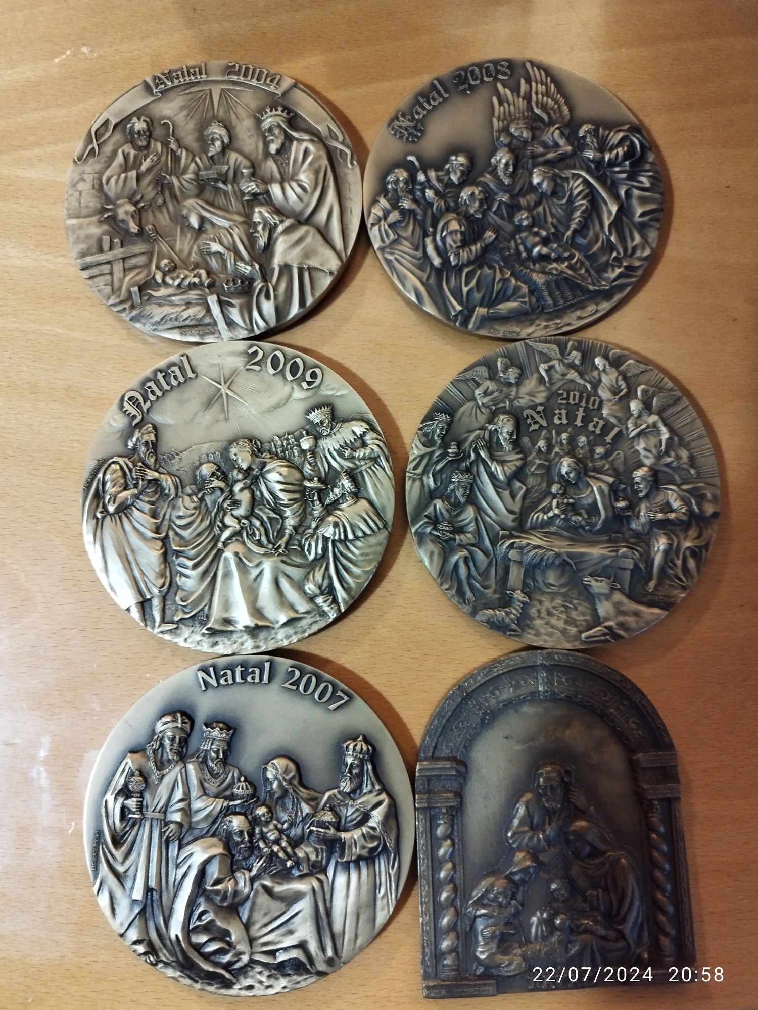 10 medalhas alusivo ao natal 4 com caixa.