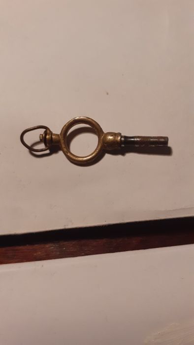 Chave dar corda a relógio de bolso de senhora