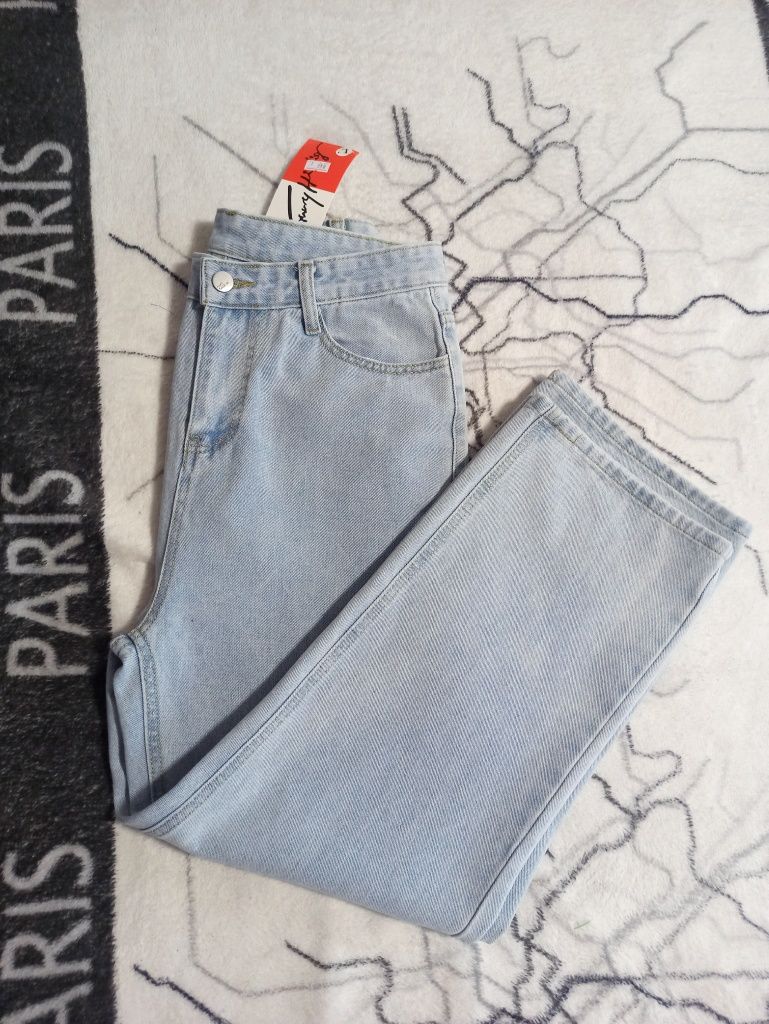 Трендовые джинсы с завышенной талией