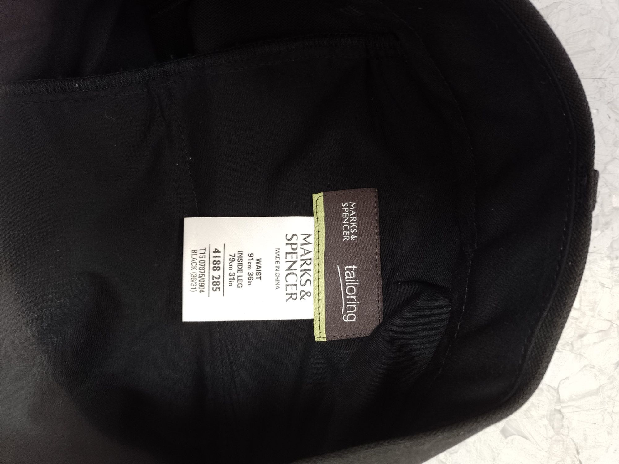 Sprzedam męskie spodnie rozmiar L firmy Marks& Spencer.