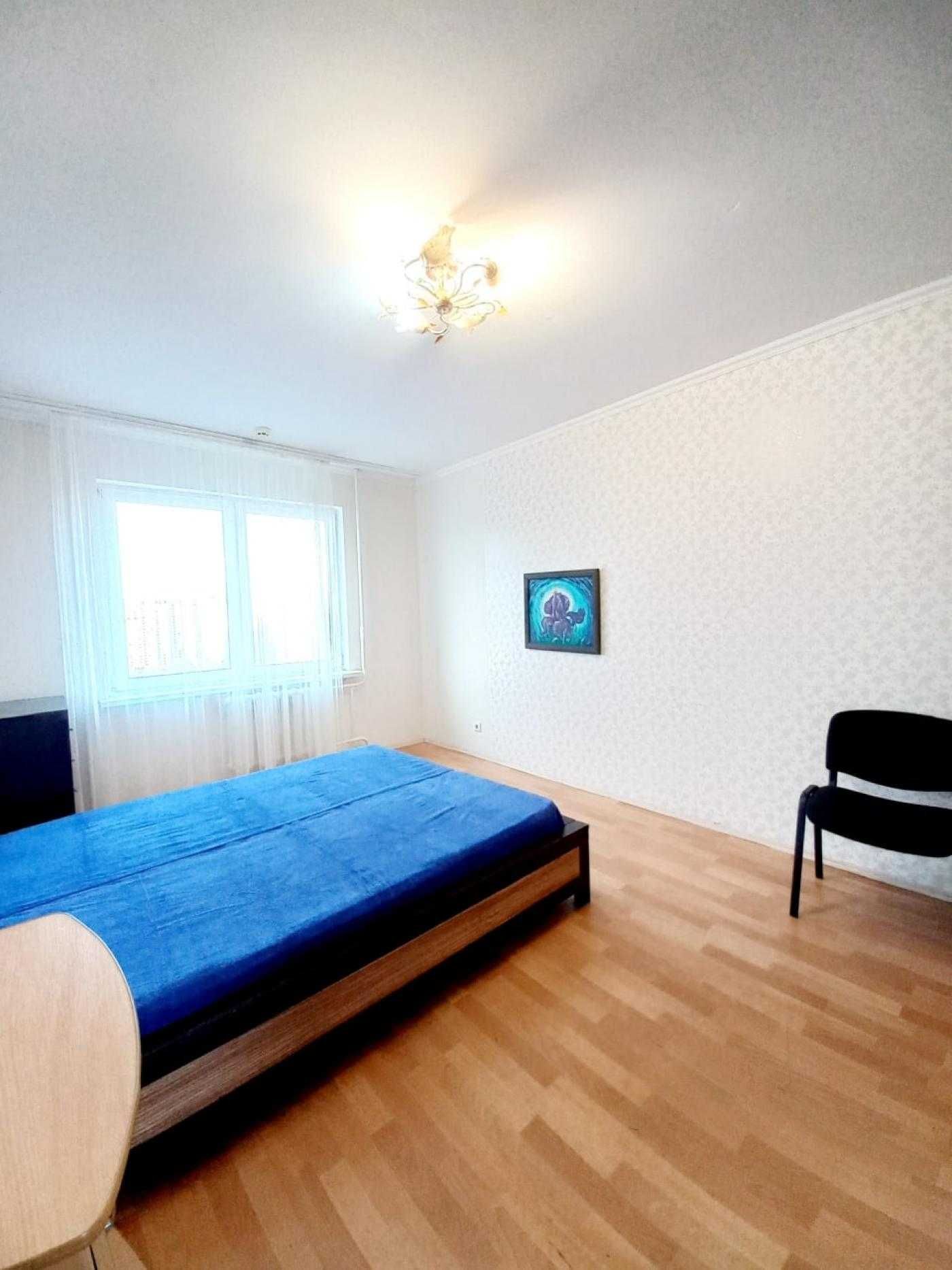 Ахматової 28, простора 3к квартира , м Позняки 15 хв, ТОРГ !
