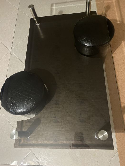 Mesa em vidro com dois bancos