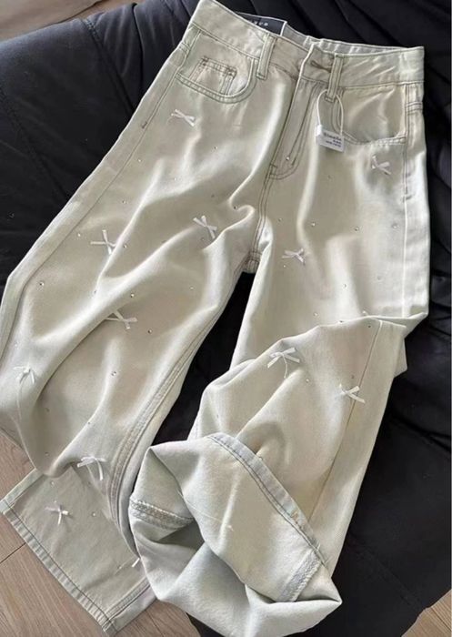 Світло-блакитні джинси