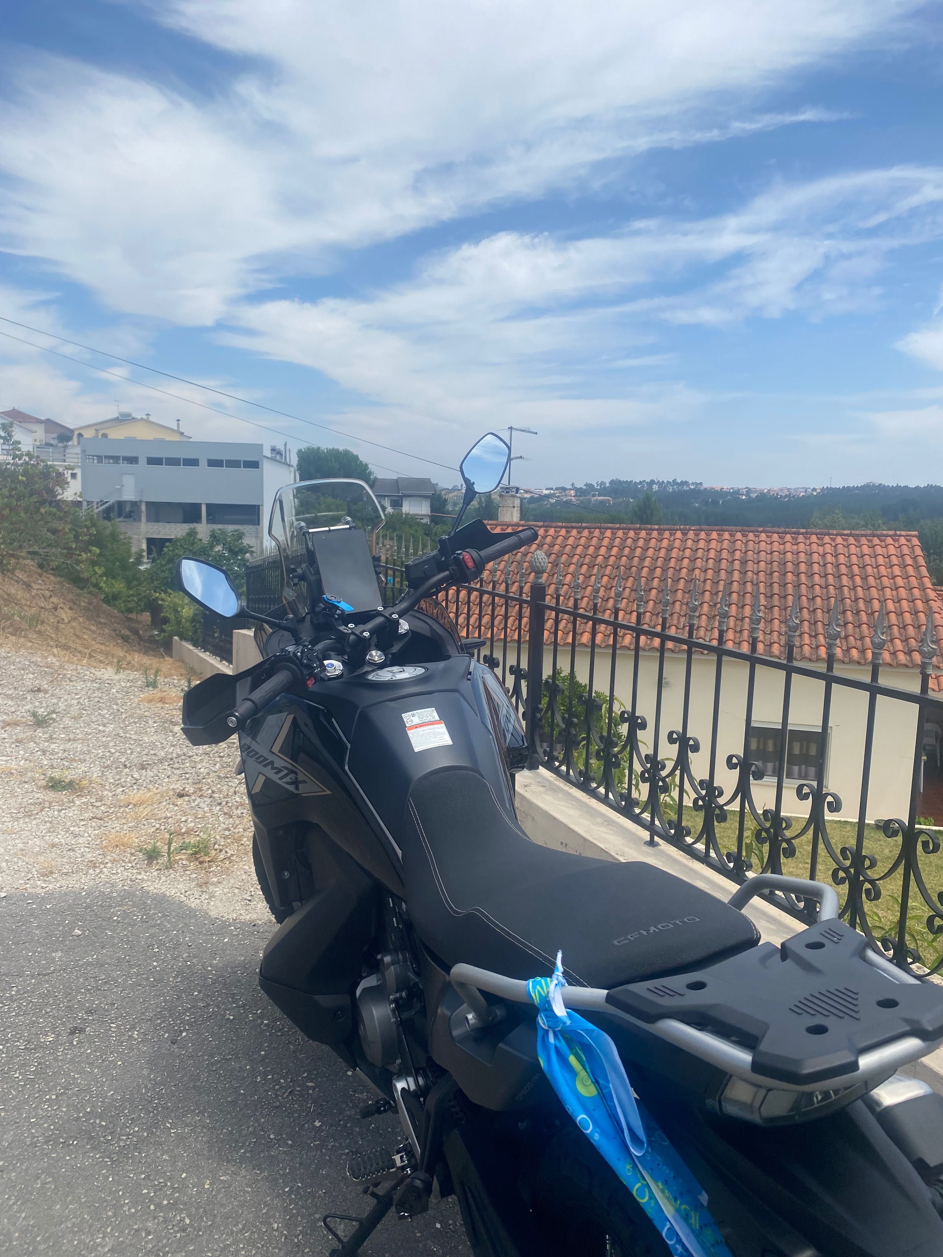 CF Moto 800 MT-X com malas laterais Givi e Top Case Givi