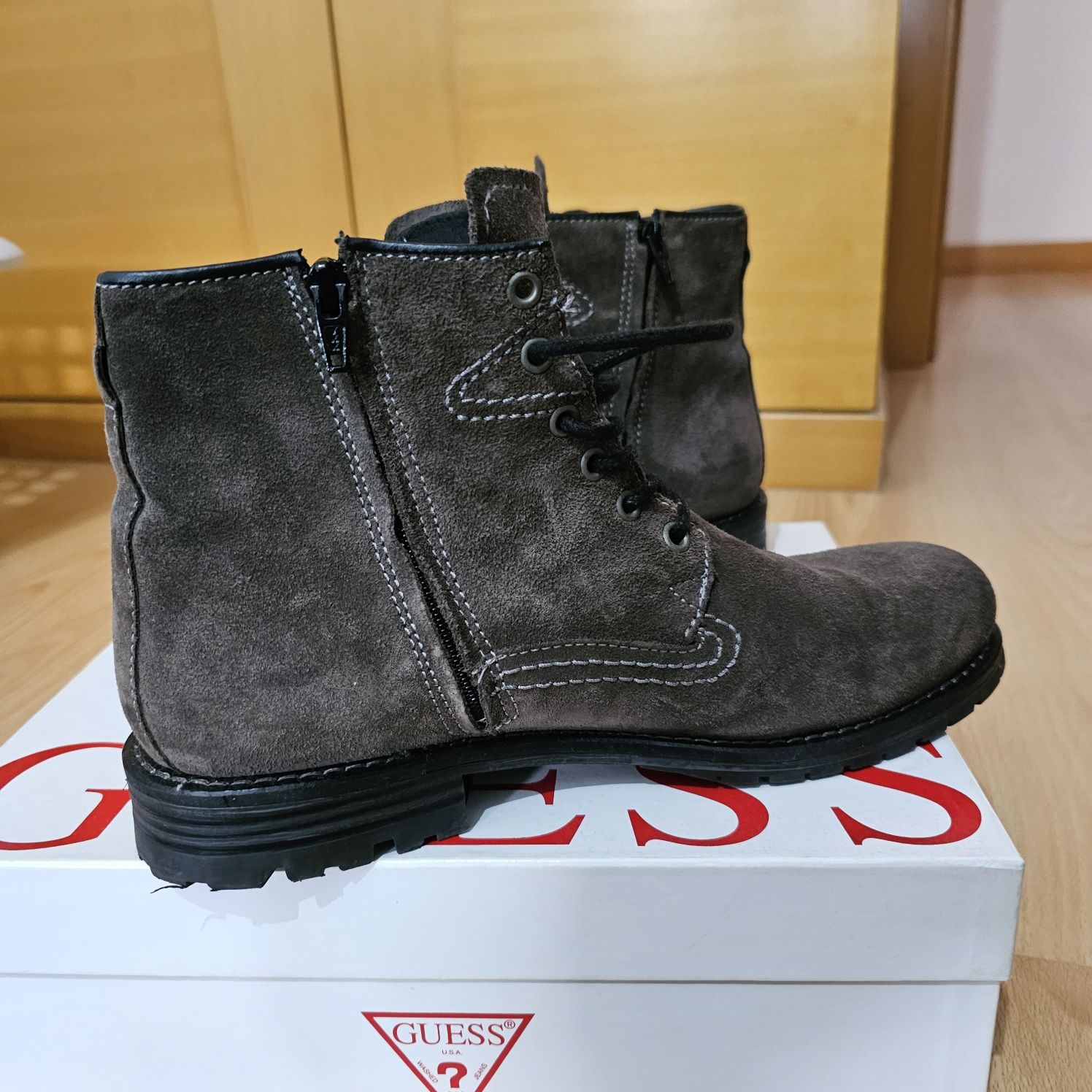 Botas Guess com fecho lateral