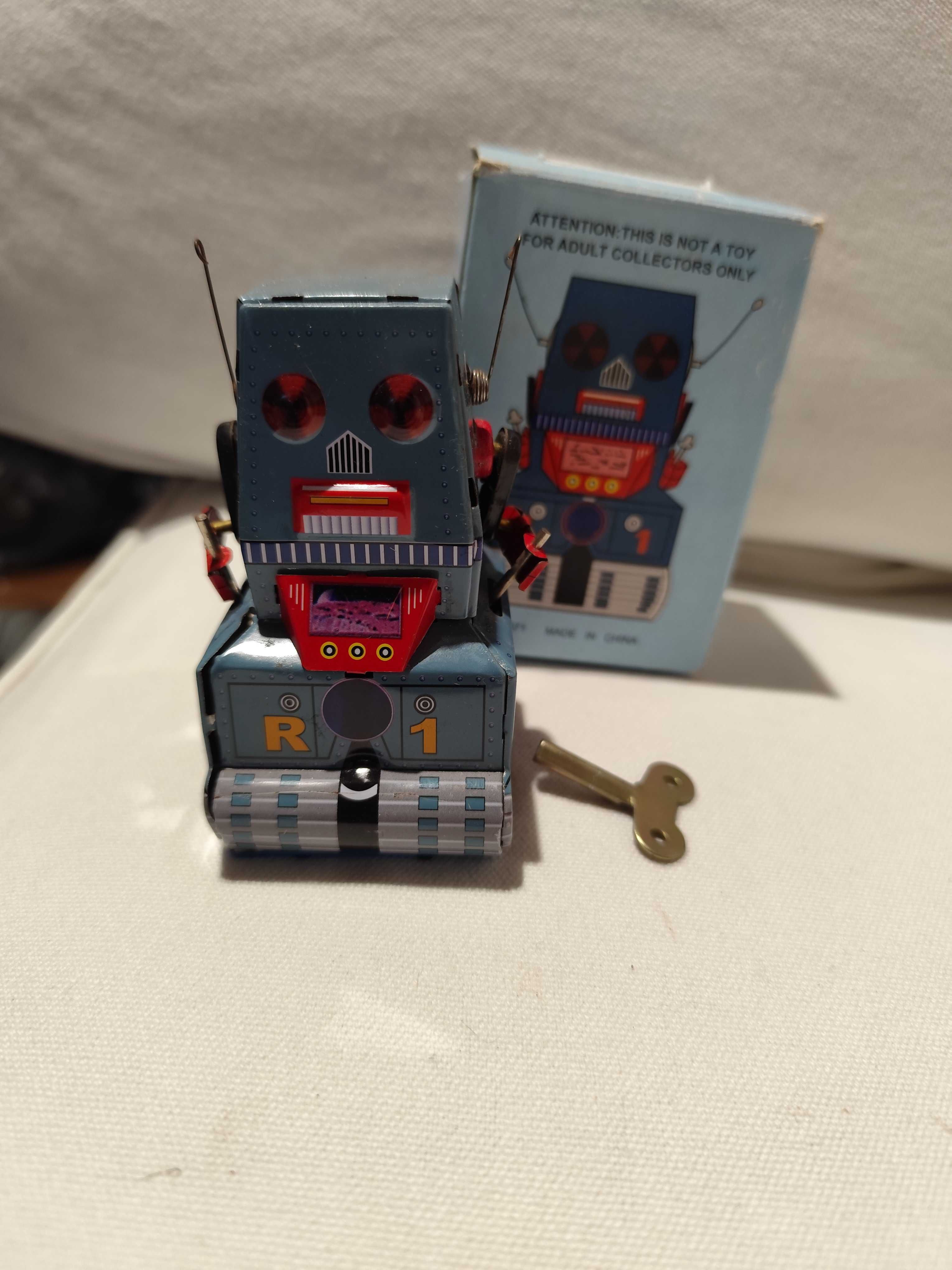 Brinquedo mecânico - Robot em chapa