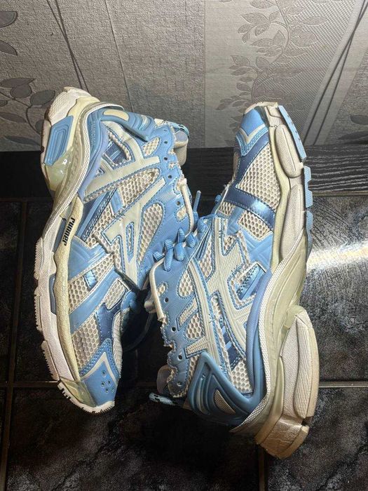 balenciaga runner light blue