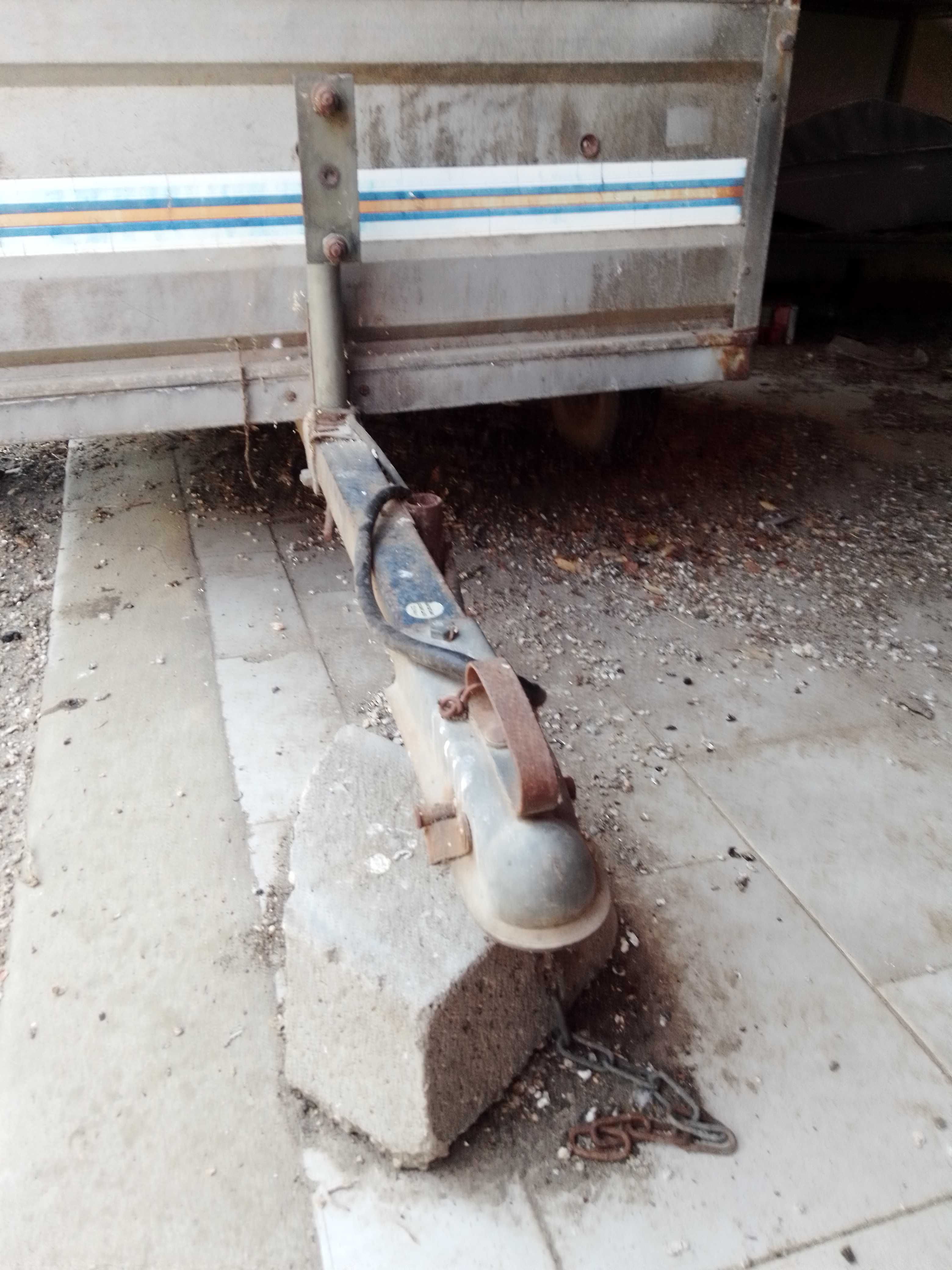 Reboque com cobertura zincada