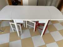 Conjunto de mesa e bancos