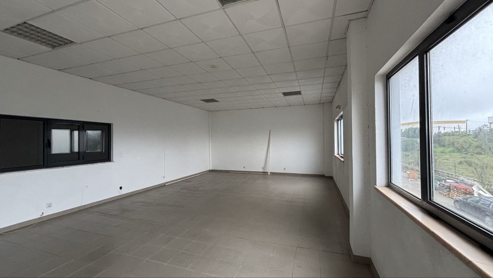 Arrenda-se Armazém Terrugem - 338 m2