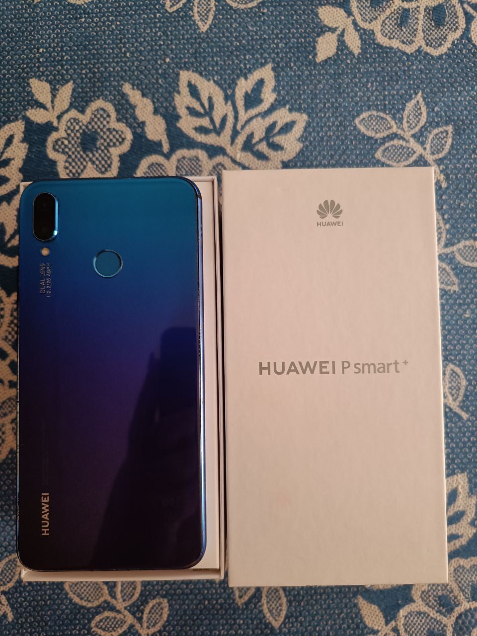 Продам телефон HUAWEI P smart+