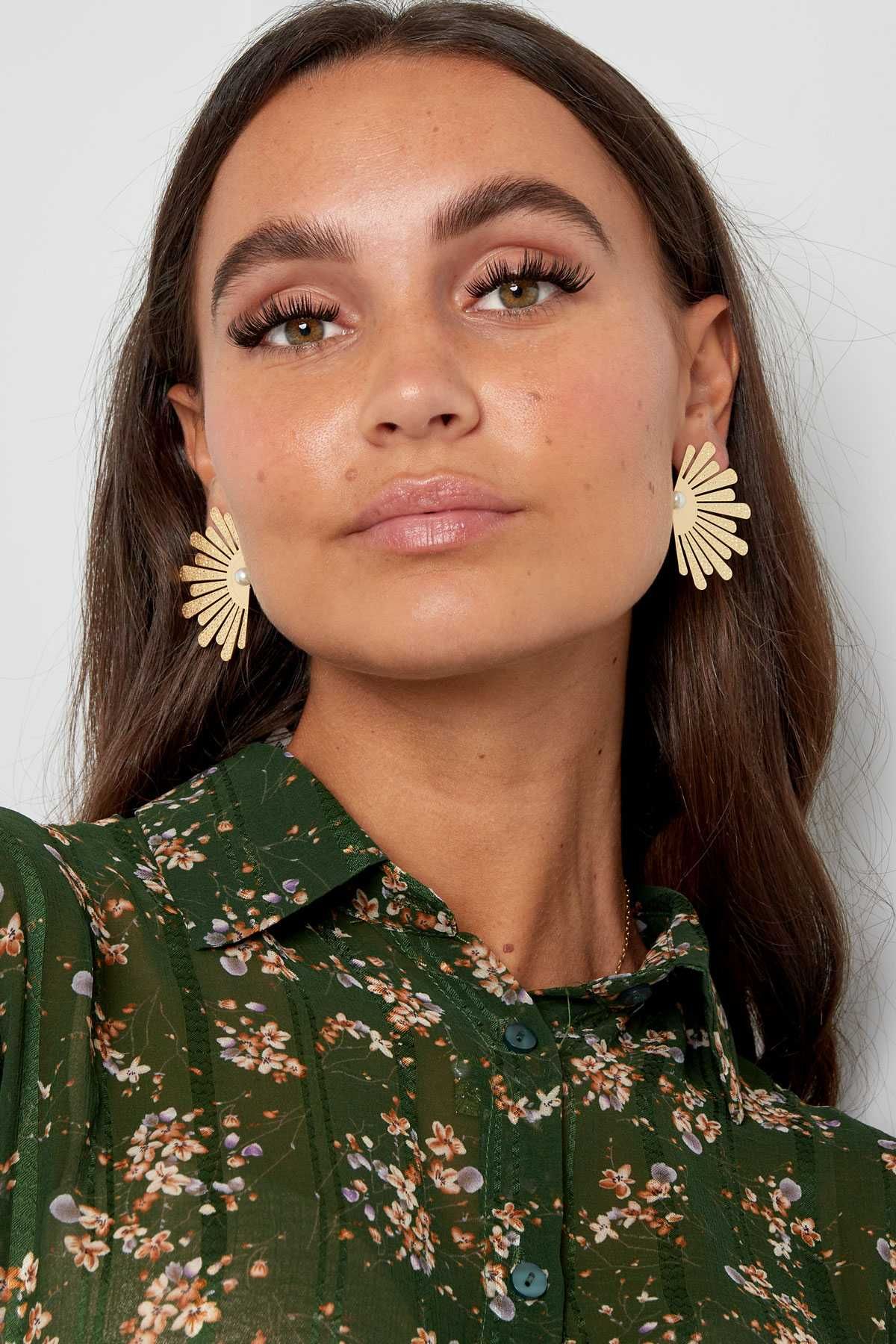 Brincos Dourados com Flor e Pérola – Charme e Sofisticação