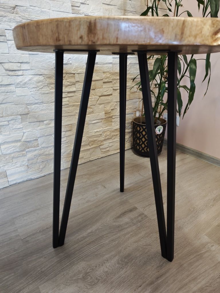 Stół z plastra dębowego i czarnej żywicy