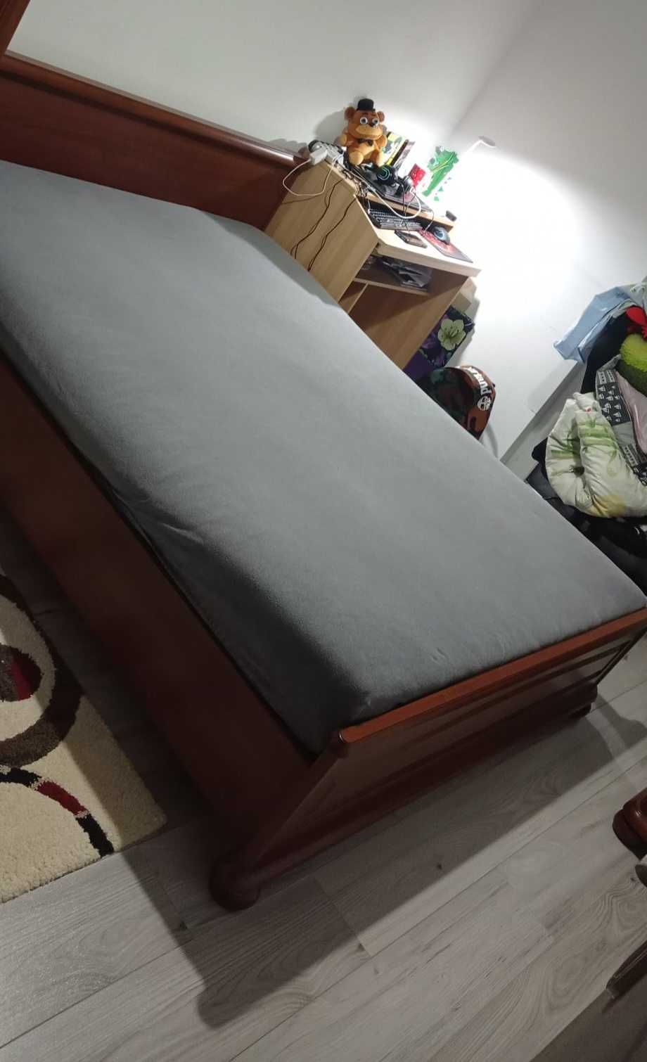 Sypialnia z materacem ,dwie szafki.