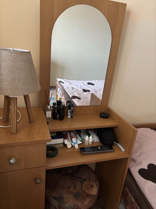 Ліжко, шафа, туалетний столик, дві приліжкові тумбочки