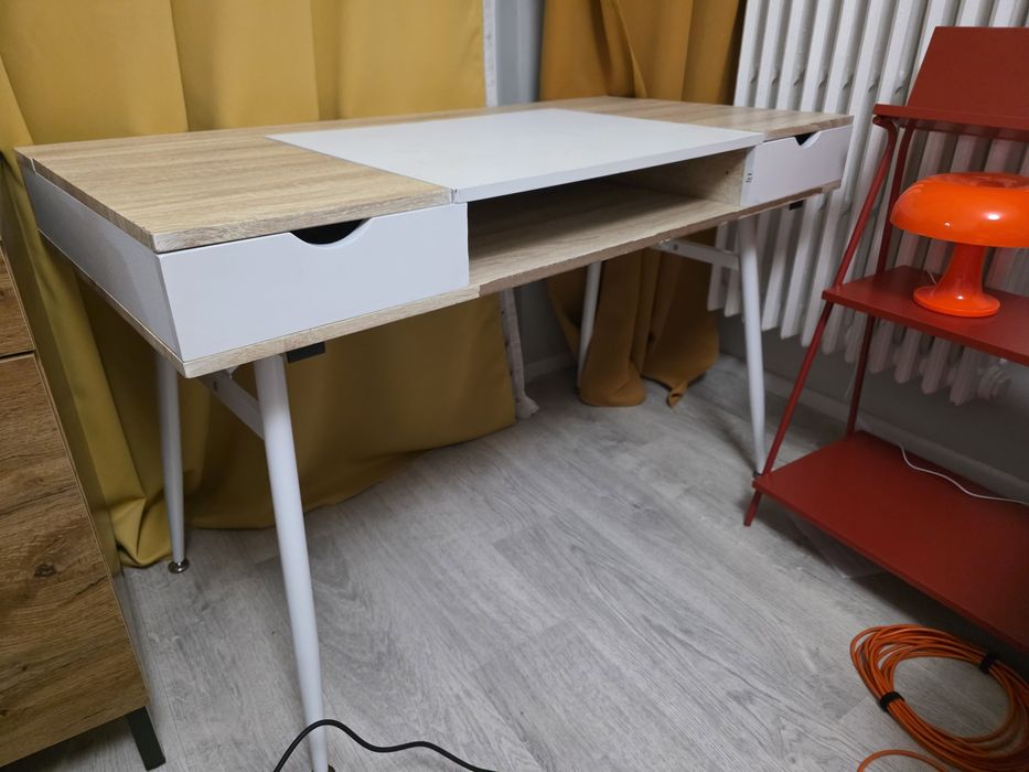 Biurko jysk białe i jasne drewno praktyczne