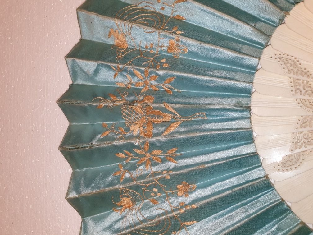 Antigo precioso leque em seda bordada do Sec. XIX