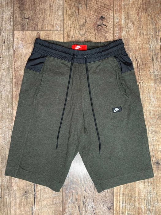 Шорти Nike кольору хакі