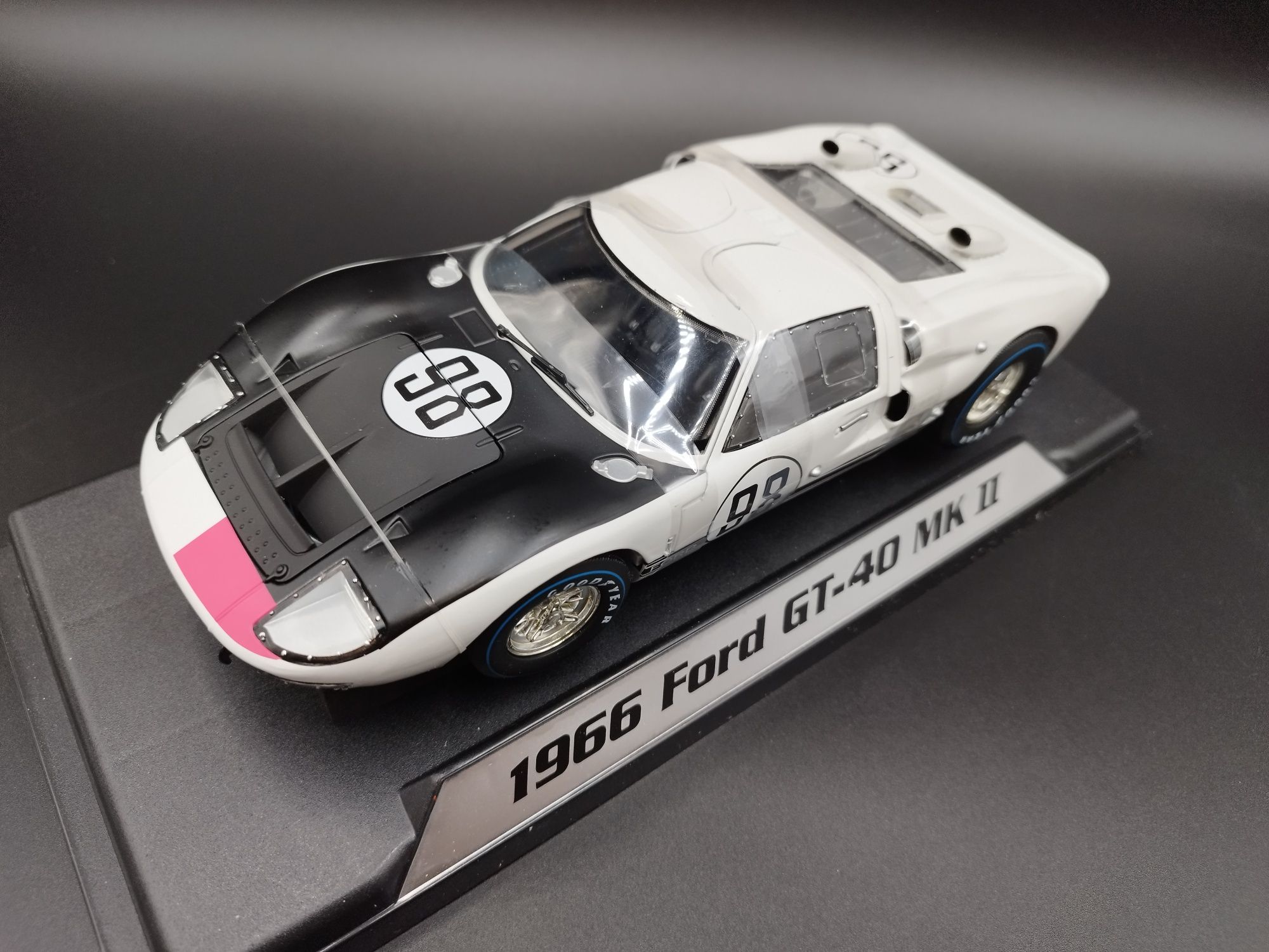 1:18 Shelby COLLECTIBLES  Ford GT40 MK ll model